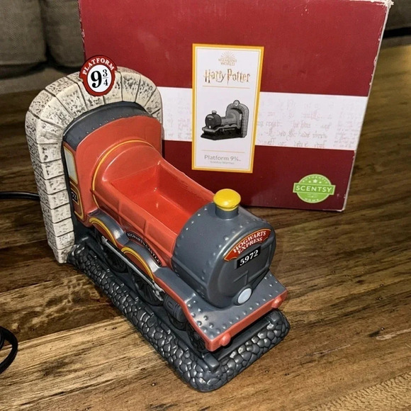 NWT SCENTSY Harry Potter Platform 9 3/4 Full Size Wax Melt Warmer Plug In - Picture 1 of 16